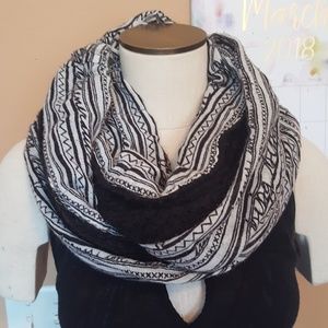Bcbg double sided black & white thick knit scarf